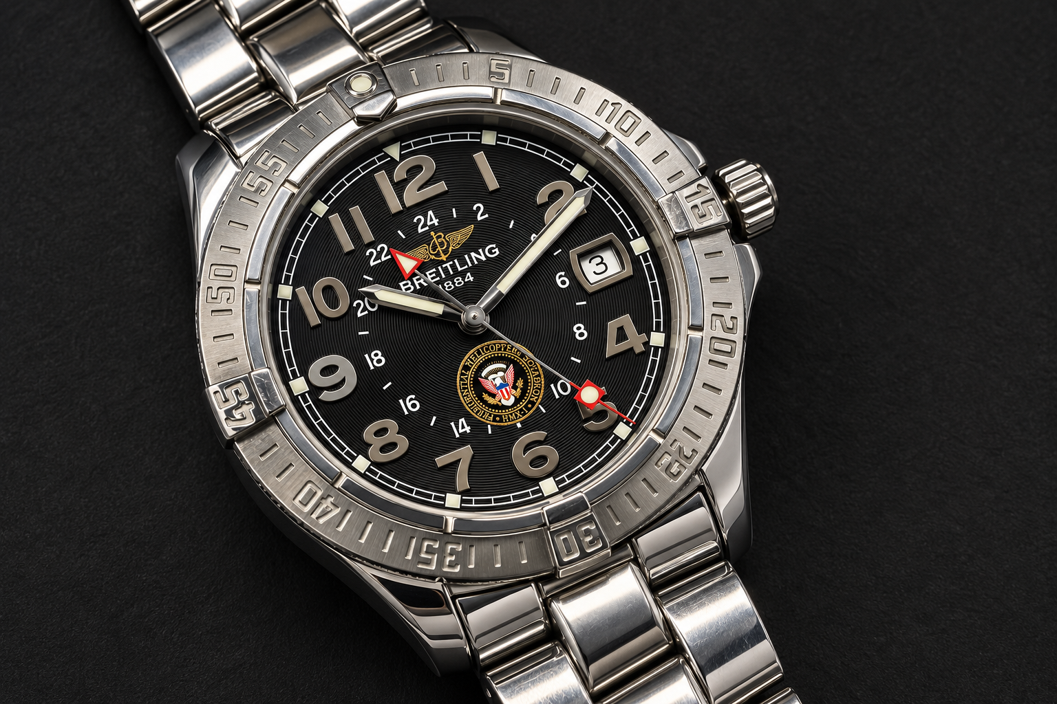 HMX-1 Breitling case, rider-tab bezel and stainless-steel bracelet in an oblique view